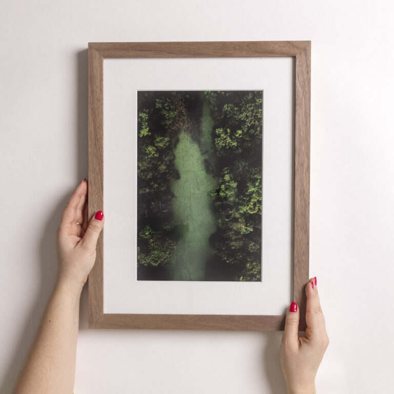 Cadre photo artisanal en bois massif noyer, pour sublimer vos images