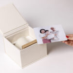 Coffret artisanal en lin comprenant une bougie et un metal print, fabriqué au Luxembourg