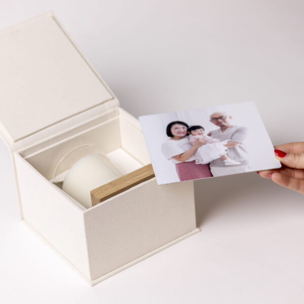 Coffret artisanal en lin comprenant une bougie et un metal print, fabriqué au Luxembourg