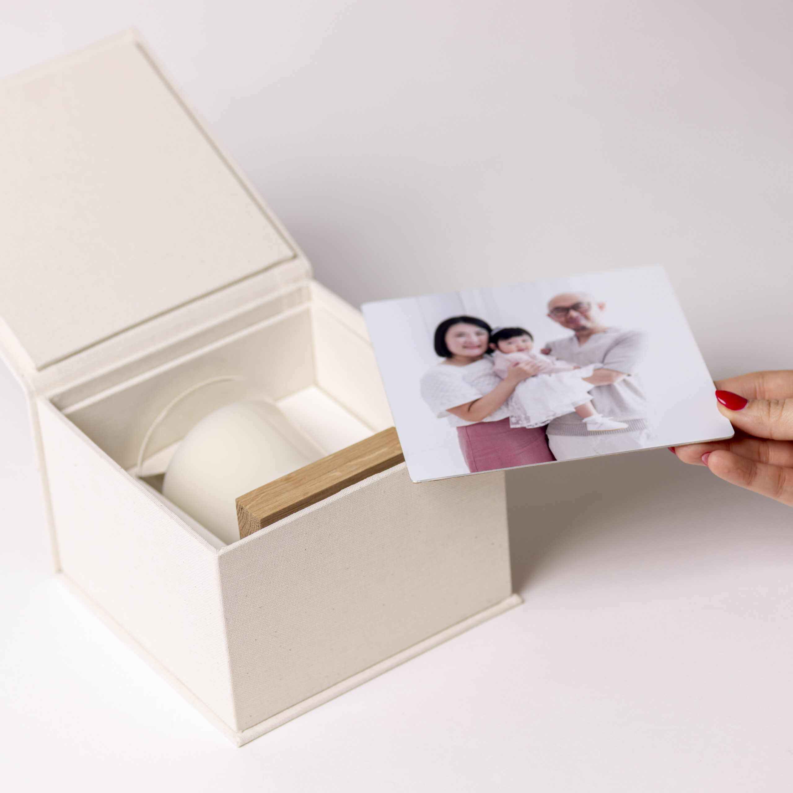 Coffret artisanal en lin comprenant une bougie et un metal print, fabriqué au Luxembourg