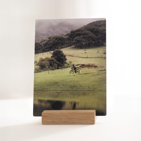 Metal print artisanal avec support, fabriqué au Luxembourg, mettant en valeur vos photos