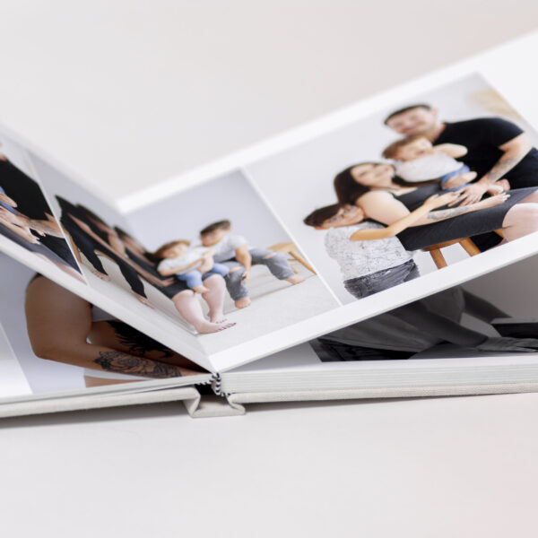 Détail pages épaisses et impression fineart d’un album photo artisanal fabriqué au Luxembourg