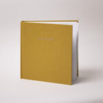 Album photo artisanal. Couverture en lin & dorure à chaud, ouverture à plat avec papier photo et pages fines fabriqué au Luxembourg