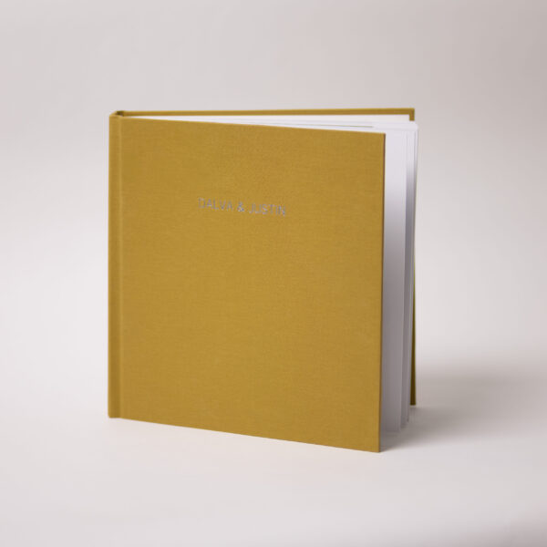 Album photo artisanal. Couverture en lin & dorure à chaud, ouverture à plat avec papier photo et pages fines fabriqué au Luxembourg