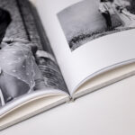 Livre photo artisanal ouvert avec pli central et couverture rigide en lin fabriqué au Luxembourg