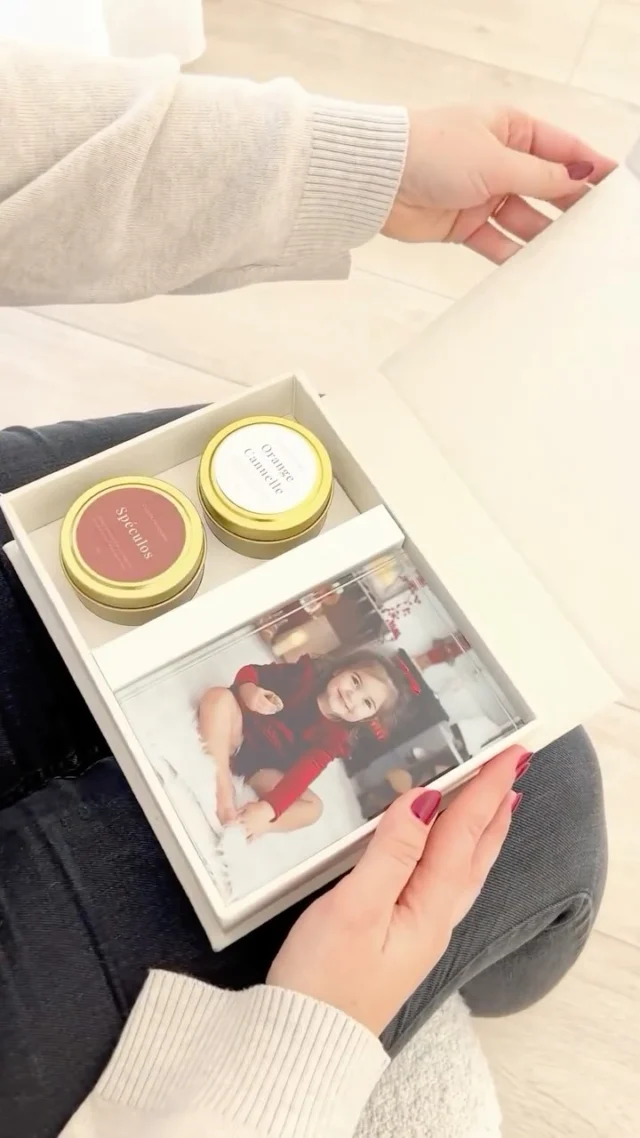 ✨ Chapter 3 – The Perfect Christmas Gift

Cette semaine, on mêle lumière et souvenir 💫

Un coffret composé de deux bougies artisanales, façonnées à la main dans notre atelier, et d’un bloc photo en verre, pour faire briller vos plus beaux moments.

Un cadeau élégant, chaleureux, et plein d’émotion — à offrir ou à garder près de soi 🕯️

#theperfectchristmasgift #atelierluxembourg #madeinluxembourg #bougieartisanale #blocphotoverre #cadeaunoel2025 #ideecadeauluxembourg #faitmainavecamour #souvenirsdefamille #mamansluxembourg #artisanatlocal