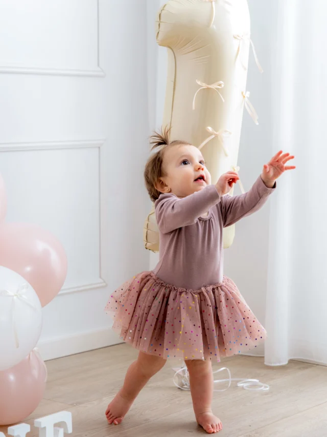 Cette séance devait célébrer son premier anniversaire… 🎂

Mais elle a aussi capturé quelque chose d’encore plus précieux : ses tout premiers pas !

Des moments qui arrivent en une seconde, et qui deviennent des souvenirs pour toute une vie.

✨ Réservez une jolie séance pour votre bébé. Écrivez-nous en message privé !

#séanceanniversaire #photobébé #premierspas #smashcakeluxembourg #photostudioluxembourg