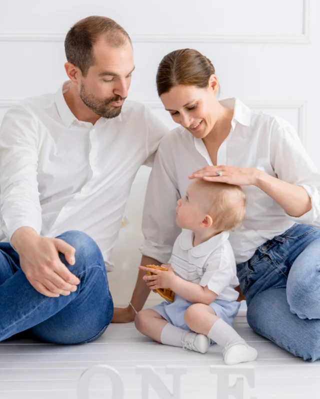 Un premier anniversaire, c’est bien plus qu’une séance pour bébé. ❤️

C’est aussi l’occasion de créer de jolis souvenirs en famille.

Pendant nos séances anniversaire, nous prenons toujours le temps de réaliser quelques photos avec les parents, les frères et sœurs, afin de capturer cette période unique dans son ensemble.

Parce que dans quelques années, ces images auront encore plus de valeur. ✨

📸 Retrouvez toutes les informations sur notre site, dans la rubrique anniversaire ou contactez-nous pour en savoir plus.

#seanceanniversaire #photographeluxembourg #firstbirthday #birthdaysession #studionphotography