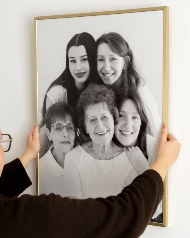 Soyons honnêtes...Combien de photos dorment actuellement dans votre téléphone ? 🤍

Parmi elles, il y en a sûrement quelques-unes qui comptent vraiment.
Une grossesse.
Une naissance.
Un fou rire en famille.

Un instant que vous ne revivrez jamais exactement de la même façon.
Ces souvenirs méritent mieux qu’un écran.
Ils méritent une place dans votre maison, dans vos mains et dans votre histoire.

✨ Après votre séance chez nous, profitez de -20 % sur nos produits imprimés pour donner vie à vos images.

#studionphotography #luxembourg #photographeluxembourg #mamansluxembourg #souvenirs