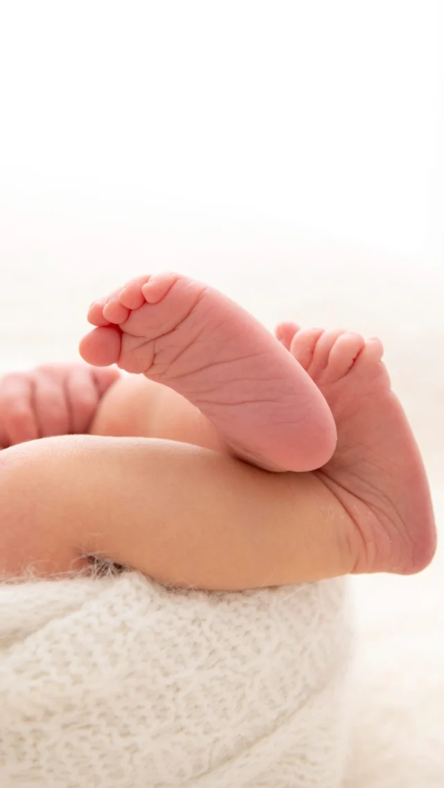 Les premiers jours avec votre bébé sont remplis de petits détails que l’on aimerait garder pour toujours… 🤍

Ses petites mains, ses premiers regards, ses mimiques, cette façon unique qu’il a de se blottir contre vous.

Pour profiter pleinement de ces souvenirs, pensez à réserver votre séance naissance avant l’arrivée de bébé. Nous préparons tout en amont et adaptons ensuite la date de la séance en fonction de sa naissance.

📍Studion Photography. Dudelange, Luxembourg
Pour les futures mamans du Luxembourg et de la région proche Moselle 🤍

#studionphotography #photographeluxembourg #luxmama #newbornsession #newbornluxembourg