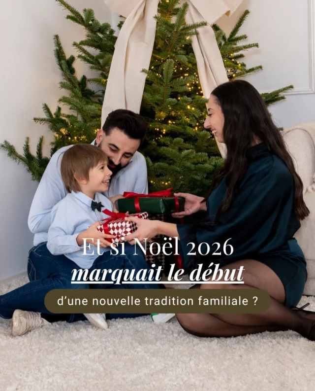 Il y a quatre ans, ils sont venus pour leur première mini-session de Noël.

Depuis, ils reviennent.

Chaque année, la famille évolue.
Nos décors aussi.

Et sans vraiment s’en rendre compte, une simple séance photo est devenue une tradition.

C’est peut-être ça que nous aimons le plus dans nos mini-sessions de Noël : vous retrouver, année après année, et garder une trace de tous ces petits changements que le temps finit parfois par nous faire oublier.

Dans quelques années, ces photos ne raconteront pas seulement un Noël.

Elles raconteront une histoire. La vôtre. ❤️

Et si cette année était le début de votre tradition ? 🎄
Réservation sur studion.lu, plus que 3 créneaux disponibles !

#studionphotography #minisessionnoel #luxembourg #photographeluxembourg #noelluxembourg